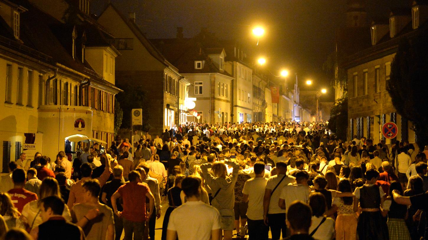 Wenn die Keller der Bergkirchweih schließen, beginnt der Berg-Abtrieb und Menschenmassen strömen über die Hauptstraße in die Innenstadt. Hier wird weitergefeiert.