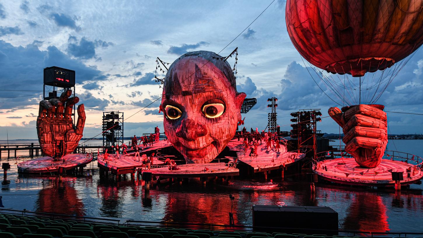 So opulent wie in Bregenz wird die Seebühne in Nürnberg nicht ausfallen. Sie wird ans Ufer des Dutzendteichs gebaut - und soll ein willkommener Ersatz für das Bardentreffen 2020 werden.
So opulent wie in Bregenz wird die Seebühne in Nürnberg nicht ausfallen. Sie wird ans Ufer des Dutzendteichs gebaut - und soll ein willkommener Ersatz für das Bardentreffen 2020 werden.