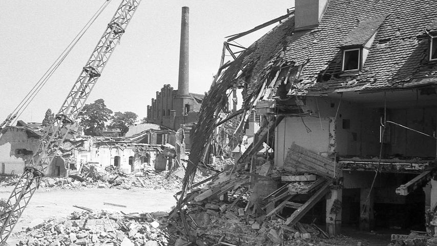 Das Ende der Braukunst in der Langen Gasse: Bagger reißen das ehemalige Gebäude der Tucher-Brauerei ein. Hier geht es zum Kalenderblatt vom 16. Juli 1970: Bier weicht Wissenschaft