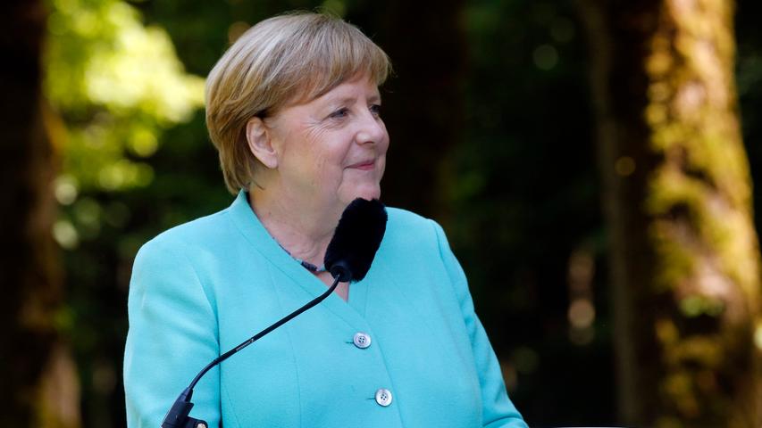 Als Merkel dann kurzerhand mit «Ja» antwortet, etwas zögert und dann deutlich macht, dass sie mit dem knappen Wort eine andere Frage beantworten will, deutet der Ministerpräsident und CSU-Chef trotzdem sofort mit den Zeigefingern auf den Boden. Die Geste zeigt, was er derzeit immer auf diese Frage sagt: "Mein Platz ist in Bayern."