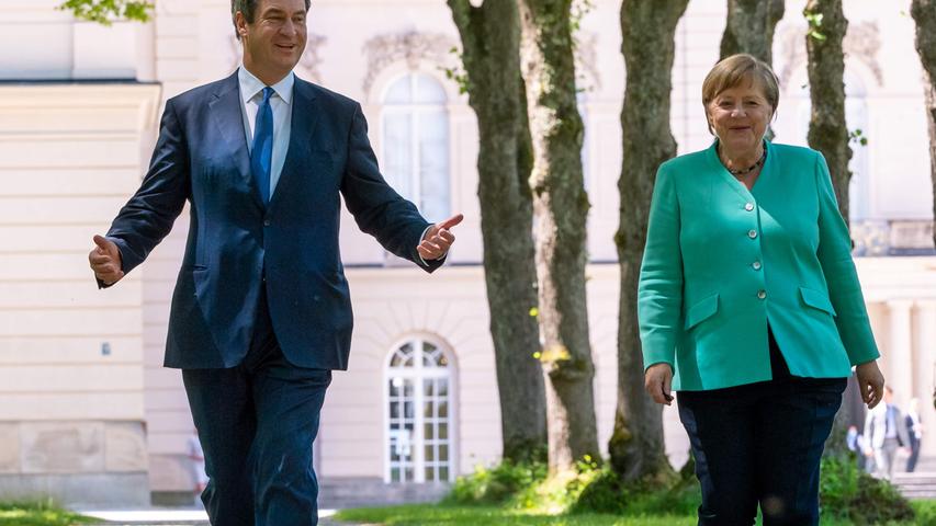 Ein Lächeln können sich auch Angela Merkel und Markus Söder bei der Pressekonferenz nicht verkneifen. Obwohl bei der Sitzung des bayerischen Kabinetts mit der Kanzlerin die deutsche EU-Ratspräsidentschaft und die Corona-Krise im Mittelpunkt standen, zielt eine der ersten Fragen auf das Thema, das seit Monaten durch die Republik geistert: Hat Markus Söder das Zeug zum Bundeskanzler?