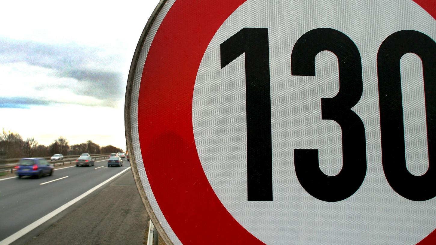 Wenn es nach den Grünen geht, dann soll künftig auf Autobahnen eine Tempolimit von 130 Stundenkilometern gelten.