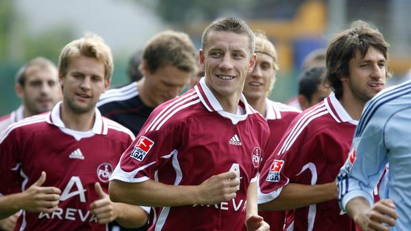 Ehren-Nürnberger, Fußballer, Torschützenkönig. Hans Böller über Marek Mintal: "In seiner letzten Bundesligasaison glückte ihm kein einziges Tor mehr, aber Mintals letztes Heimspiel im Mai 2011 gegen die TSG Hoffenheim wird zu einem Erlebnis, „wie man es vielleicht nie mehr haben wird“, wie Torwart Raphael Schäfer danach sagte. Wieder weinten Zehntausende – und Marek Mintal mit ihnen, Rührung verband sie, Dankbarkeit, um „gute und um schlechte Zeiten“, wie es Mintal einmal gesagt hatte, weit über das Spielfeld hinaus. „Es war eine ganz große Liebe, das bleibt für immer so“, sagte Marek Mintal ins Stadion-Mikrofon. Jeder wusste, dass das kein zu großes Versprechen war." Foto: Daniel Karmann/dpa