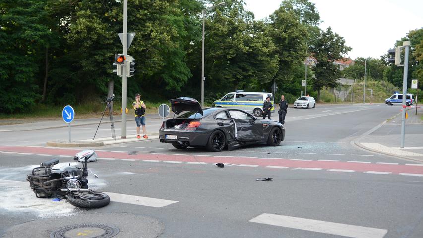 Mann in Nürnberg lebensgefährlich verletzt: BMW kollidiert mit Biker
