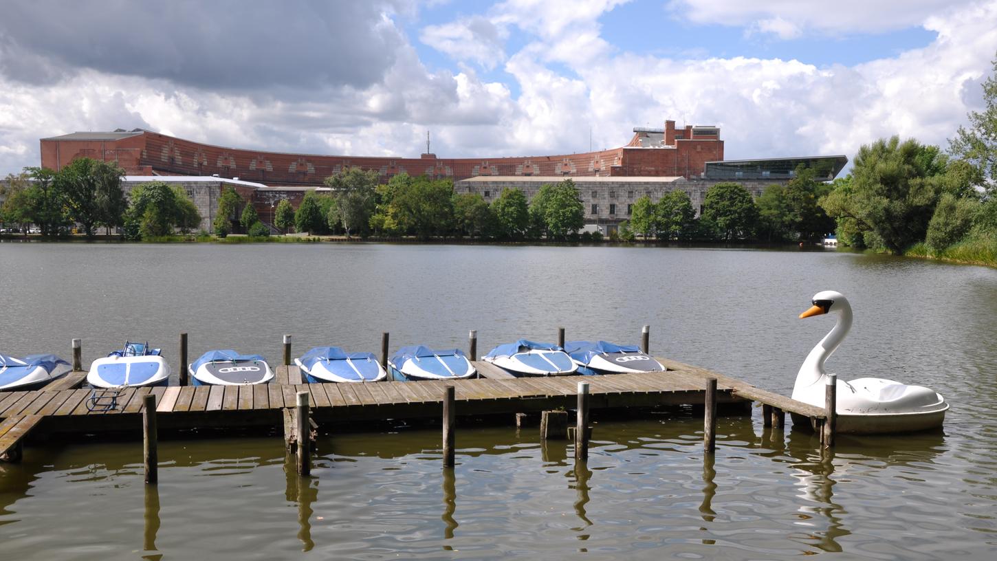 Bis Ende des Monats baut die Stadt Nürnberg auf dem Dutzendteich eine schwimmende Konzertbühne für drei Abende auf. Die Gäste paddeln oder rudern per (eigenem oder eigens organisiertem) Boot an. 