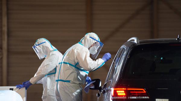 Das Tragen einer Maske im Auto ist weder verpflichtend noch verboten. Für alle Fahrzeuginsassen empfiehlt sich das Tragen eines Mundschutzes - auch für den Fahrer. Dieser sollte allerdings auf folgende zwei Aspekte achten: