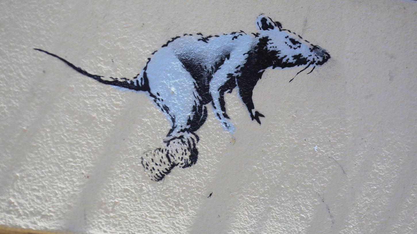 In der Lonodner U-Bahn ist ein neues Werk des berühmten und ominösen Streetart-Künstlers Banksy aufgetaucht: Das Graffiti zeigt Ratten, die für das Tragen eines Mundschutzes werben.