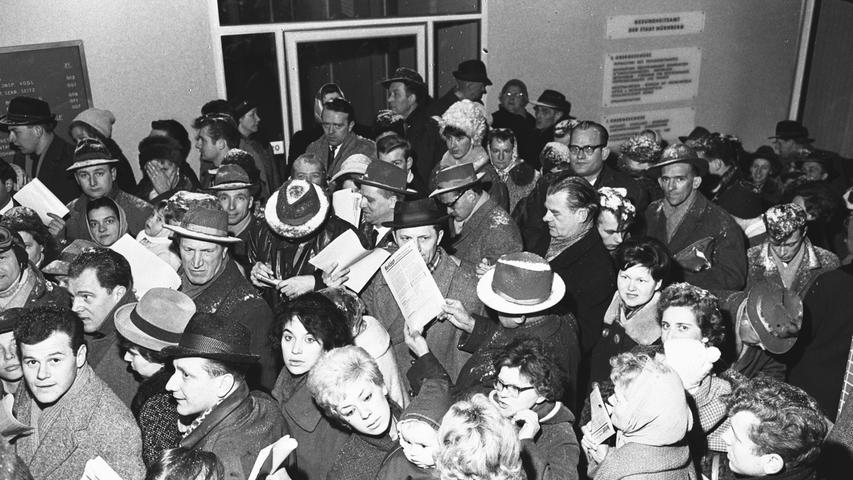 1962 war der Impfstoff gegen Kinderlähmung knapp: Zahlreiche Nürnberger strömten ins Gesundheitsamt, um die begehrte Schluckimpfung zu erhalten. 
