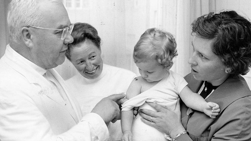 Impfkontrolle mit Gesundheitsamtschef Eduard David im Jahre 1965. 
