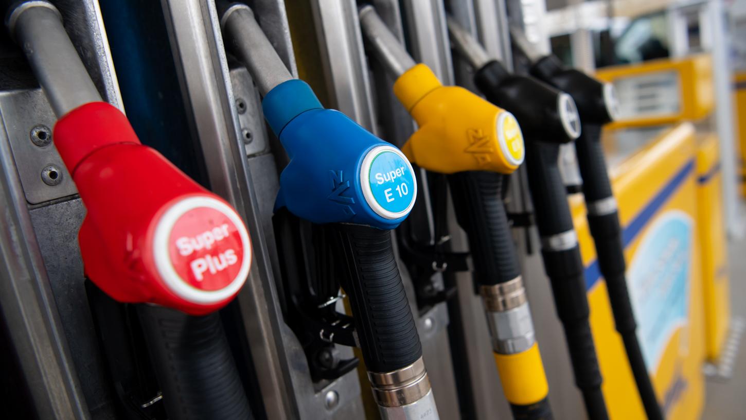 Zapfpistolen für verschiedene Kraftstoffarten hängen an einer Tankstelle: Künftig müssen Verbraucher beim Sprit wieder etwas tiefer in die Tasche greifen.