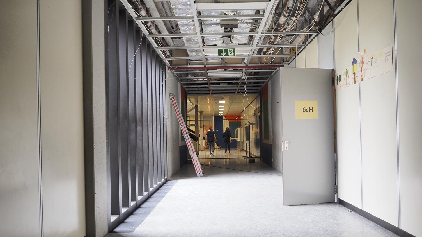 Die Klassenzimmer und Gänge sind leer, das Licht ist aus: Der bisherige Fachtrakt der Senefelder-Schule wird nun Stück für Stück zurückgebaut. Die Klassenzimmer und Gänge sind leer, das Licht ist aus: Der bisherige Fachtrakt der Senefelder-Schule wird nun Stück für Stück zurückgebaut.