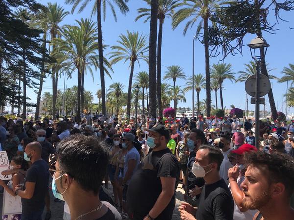 Auf Mallorca demonstrierten einige Bürger gegen das Verhalten der Touristen. 