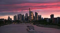 Das Finanzzentrum Deutschlands mit seiner unvergleichlichen Skyline liegt in Frankfurt. Mit einem Glas Apfelwein und einem grandiosen Panoramablick in den Sonnenuntergang schippern. Auch der größte Flughafen Deutschlands ist direkt vom Albrecht Dürer Airport zu erreichen.