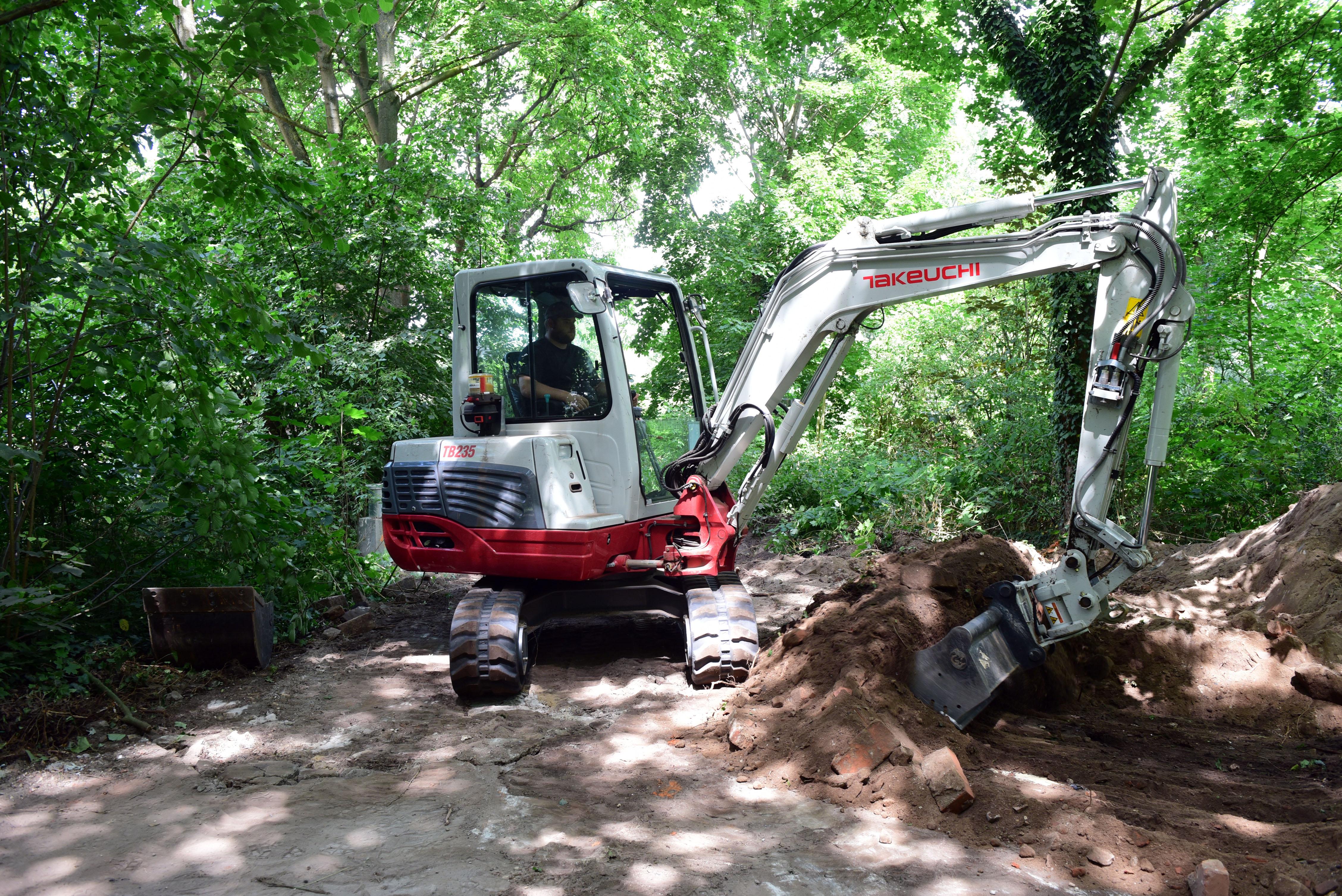 Dort, wo der Bunker freigeschaufelt wurde, plant die Stadt den Neubau für das Schliemann-Gymnasium.