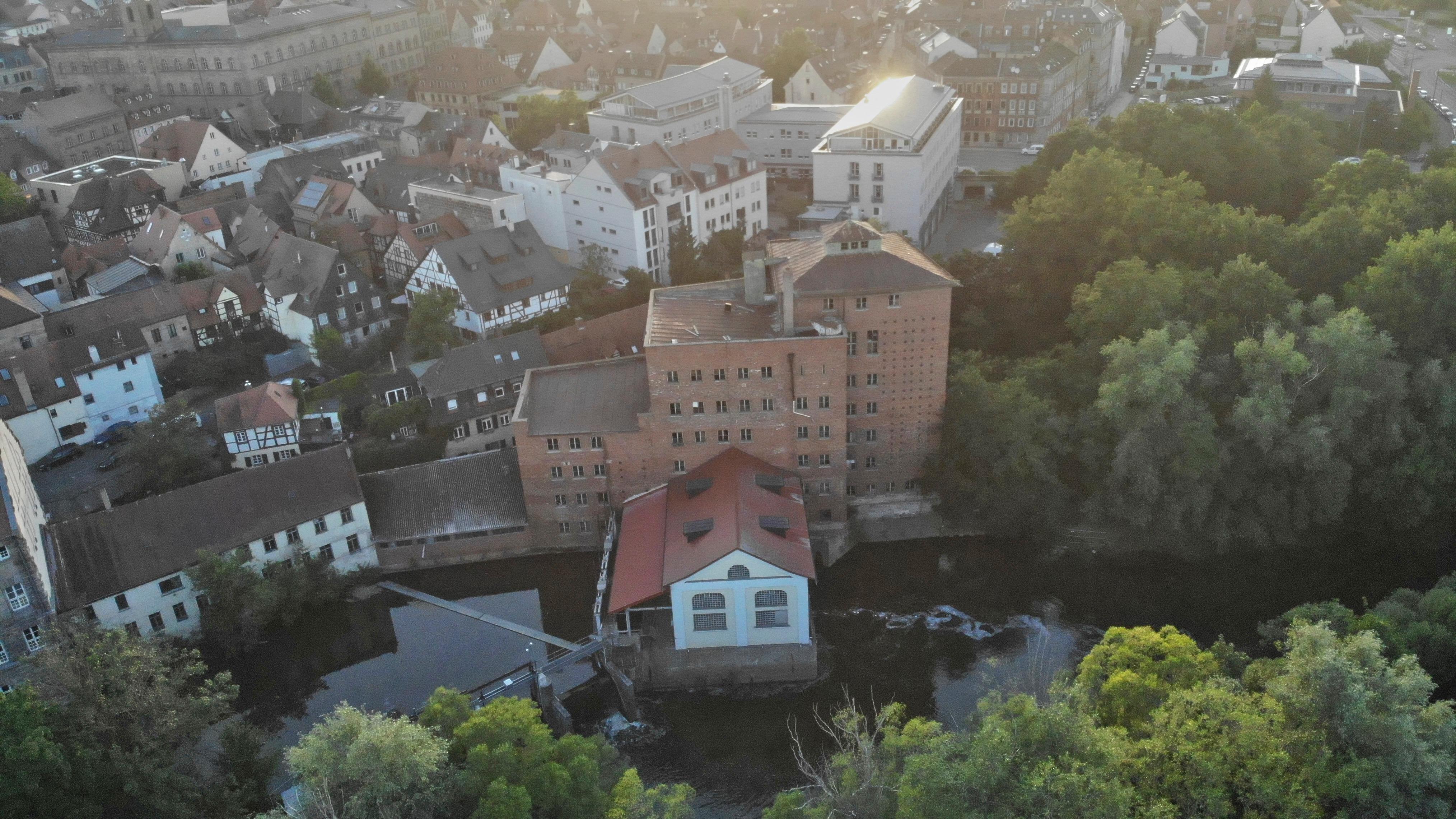 Seinen Namen hat das Gelände von der alten Wolfsgrubermühle, einem wuchtigen Backsteinbau. Der Bunker wurde auf der Brache rechts im Bild gefunden.