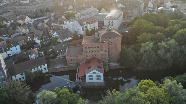 Seinen Namen hat das Gelände von der alten Wolfsgrubermühle, einem wuchtigen Backsteinbau. Der Bunker wurde auf der Brache rechts im Bild gefunden.