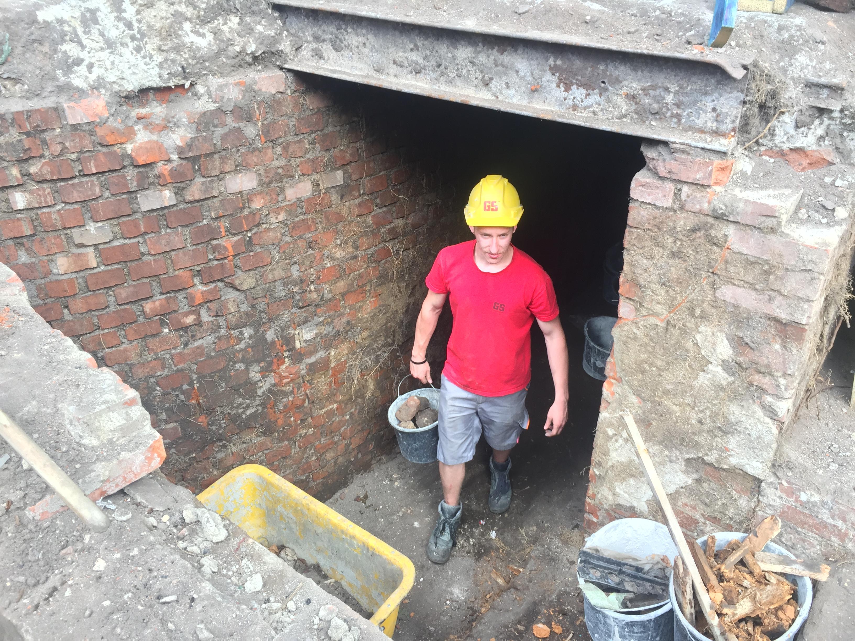 Arbeiter schafften in den vergangenen Tagen per Hand den Schutt aus der Anlage.