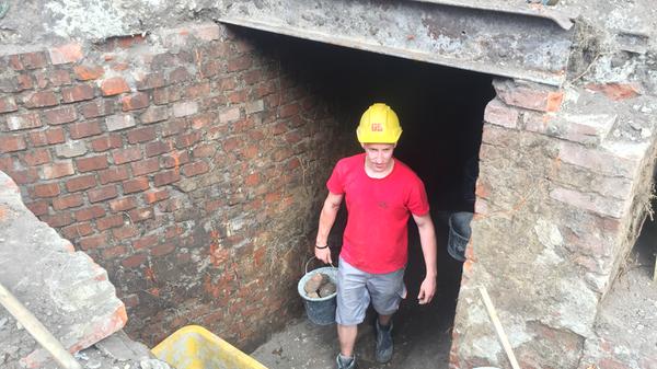 Arbeiter schafften in den vergangenen Tagen per Hand den Schutt aus der Anlage.