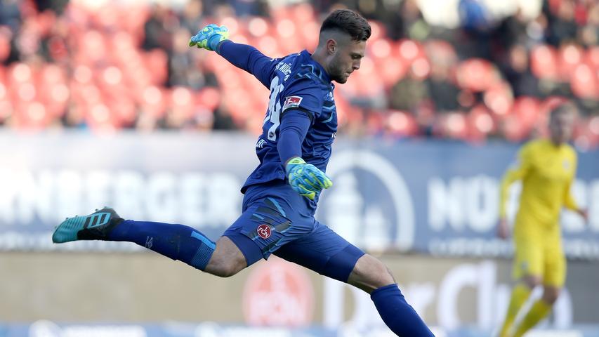 Nur zwei Einsätze in der Kiste des einst erstklassigen FCN kann Benedikt Willert vorweisen. Vielleicht auch besser so - für beide. Der begabte, eigentlich für die hauseigene U21 haltende 19-Jährige musste in einer Phase ins Tor, als es nicht gut aussah für den Club - und auch bei Willert nicht. Beim Debüt in Bochum patzte der junge Franke folgenschwer, gegen Liga-Primus Bielefeld gab's im Spiel darauf fünf Stück. Blöder Zeitpunkt, keine Note: Redaktion: - | User: 4,2 (886 Stimmen) Nur zwei Einsätze in der Kiste des einst erstklassigen FCN kann Benedikt Willert vorweisen. Vielleicht auch besser so - für beide. Der begabte, eigentlich für die hauseigene U21 haltende 19-Jährige musste in einer Phase ins Tor, als es nicht gut aussah für den Club - und auch bei Willert nicht. Beim Debüt in Bochum patzte der junge Franke folgenschwer, gegen Liga-Primus Bielefeld gab's im Spiel darauf fünf Stück. Blöder Zeitpunkt, keine Note: Redaktion: - | User: 4,2 (886 Stimmen)