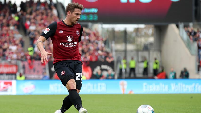 Sollte Valentini herausfordern. Kam als einmaliger Nationalspieler aus Freiburg, fiel aber vor allem neben dem Platz auf: Sorg ist ein sehr talentierter Holz-Handwerker. Auf dem Platz dagegen selten überzeugend, weshalb die Rechtsverteidiger-Position beim Club in dieser Saison zwischenzeitlich ein Problem darstellte. Redaktion: 5 | User: 4,1 (970 Stimmen) Sollte Valentini herausfordern. Kam als einmaliger Nationalspieler aus Freiburg, fiel aber vor allem neben dem Platz auf: Sorg ist ein sehr talentierter Holz-Handwerker. Auf dem Platz dagegen selten überzeugend, weshalb die Rechtsverteidiger-Position beim Club in dieser Saison zwischenzeitlich ein Problem darstellte. Redaktion: 5 | User: 4,1 (970 Stimmen)