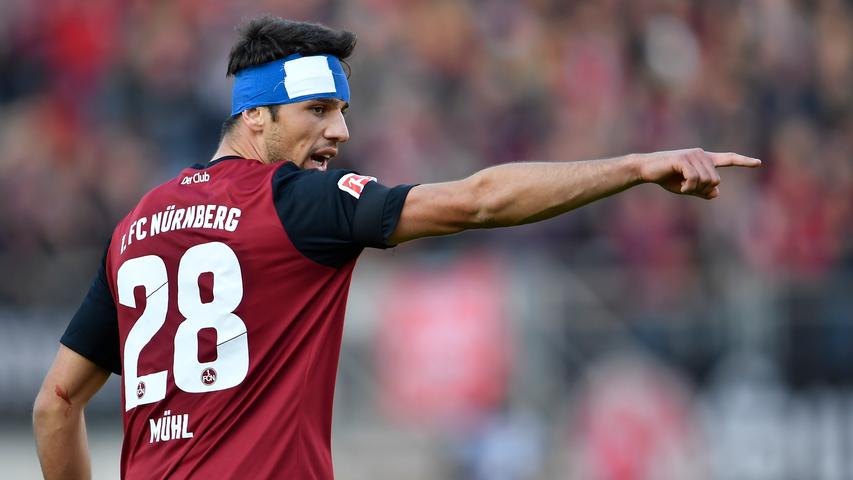 War der Innenverteidiger mit den meisten Einsätzen in der Erstliga-Saison, hatte aber bei Canadi das Valentini-Problem. Ein weiteres Problem: Mit Asger Sörensen und Konstantinos Mavropnaos saßen zumindest die Innenverteidiger-Verpflichtungen von Sportvorstand Robert Palikuca. Weil es auch noch Georg Margreitter gibt, hatte man selten Verwendung für den immer noch talentierten Mühl, der aber seinen Ansprüchen nach nicht zufrieden sein kann mit dieser Saison. Redaktion: 5 | User: 4,1 (936 Stimmen) War der Innenverteidiger mit den meisten Einsätzen in der Erstliga-Saison, hatte aber bei Canadi das Valentini-Problem. Ein weiteres Problem: Mit Asger Sörensen und Konstantinos Mavropnaos saßen zumindest die Innenverteidiger-Verpflichtungen von Sportvorstand Robert Palikuca. Weil es auch noch Georg Margreitter gibt, hatte man selten Verwendung für den immer noch talentierten Mühl, der aber seinen Ansprüchen nach nicht zufrieden sein kann mit dieser Saison. Redaktion: 5 | User: 4,1 (936 Stimmen)