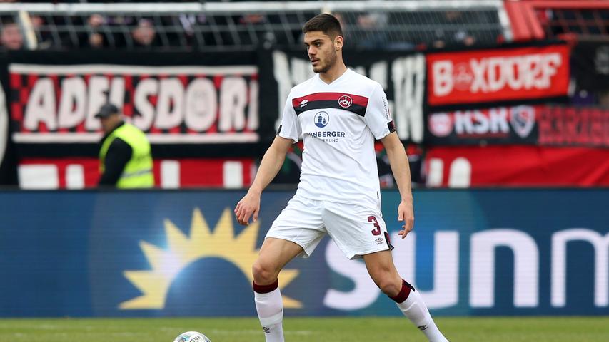 Kam im Winter vom großen FC Arsenal nach Nürnberg. Brauchte anders als andere Neuzugänge keine fünf Minuten, um sich in diesem Verein wohl zu fühlen. Ohne den Griechen wäre vieles vielleicht noch viel schlimmer gekommen. Wechselt jetzt zum VfB Stuttgart in die erste Bundesliga – und das verdientermaßen. Redaktion: 2 | User: 2,3 (943 Stimmen) Kam im Winter vom großen FC Arsenal nach Nürnberg. Brauchte anders als andere Neuzugänge keine fünf Minuten, um sich in diesem Verein wohl zu fühlen. Ohne den Griechen wäre vieles vielleicht noch viel schlimmer gekommen. Wechselt jetzt zum VfB Stuttgart in die erste Bundesliga – und das verdientermaßen. Redaktion: 2 | User: 2,3 (943 Stimmen)