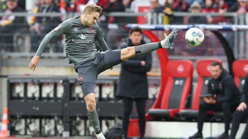 Kam nach einer erfolgreichen Saison mit dem FC Groningen nach Nürnberg und sollte da Tim Leibold als Linksverteidiger ersetzen. Das konnte nicht gelingen, immerhin aber wurde Handwerker in Nürnberg zum U21-Nationalspieler und stabilisierte in den letzten Spielen seine Leistungen so, dass ein neuer Sportvorstand nicht gezwungenermaßen einen neuen Linksverteidiger suchen muss. Redaktion: 3 | User: 3,3 (942 Stimmen) Kam nach einer erfolgreichen Saison mit dem FC Groningen nach Nürnberg und sollte da Tim Leibold als Linksverteidiger ersetzen. Das konnte nicht gelingen, immerhin aber wurde Handwerker in Nürnberg zum U21-Nationalspieler und stabilisierte in den letzten Spielen seine Leistungen so, dass ein neuer Sportvorstand nicht gezwungenermaßen einen neuen Linksverteidiger suchen muss. Redaktion: 3 | User: 3,3 (942 Stimmen)