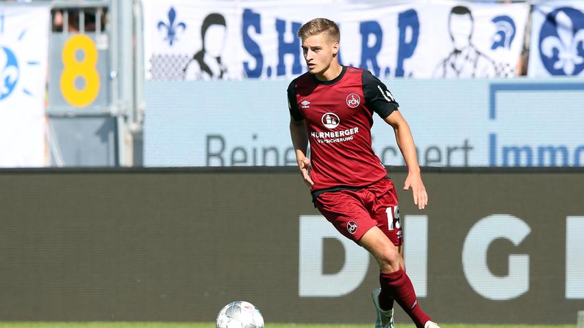 Kam aus der vereinseigenen U21 und galt zunächst als Linksverteidiger, dann als zentraler Mittelfeldspieler und in der Relegation dann plötzlich als linker Flügelspieler. Überall sah das mitunter nach einem vielversprechenden Spieler aus, überall aber eben auch nach einem Spieler in seinem ersten Jahr unter Profis. Weil Nürnberger gegen Ingolstadt in der Relegation zweimal traf und für den Namen, gibt's eine unseriöse Note. Redaktion: 2 | User: 2,8 (933 Stimmen) Kam aus der vereinseigenen U21 und galt zunächst als Linksverteidiger, dann als zentraler Mittelfeldspieler und in der Relegation dann plötzlich als linker Flügelspieler. Überall sah das mitunter nach einem vielversprechenden Spieler aus, überall aber eben auch nach einem Spieler in seinem ersten Jahr unter Profis. Weil Nürnberger gegen Ingolstadt in der Relegation zweimal traf und für den Namen, gibt's eine unseriöse Note. Redaktion: 2 | User: 2,8 (933 Stimmen)