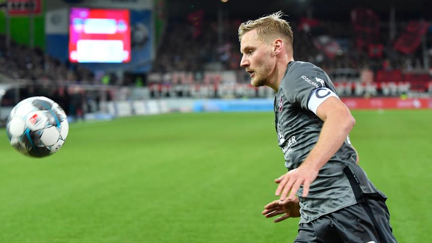 Hatte ebenfalls das Valentini-Problem mit Canadi. Behrens, der jeder Mannschaft ein Anführer sein kann, scheiterte diesmal offensichtlich beim Versuch, alte und neue Spieler zu einer Einheit zu verbinden, was zeigt, wie enorm die Aufgabe gewesen sein muss. Über dieses Unterfangen verlor Behrens seine Form, war mit Blick auf das Bemühen trotzdem immer ein Vorbild. Trotzdem und mit der Bitte um Entschuldigung gibt's nur eine ausreichende Zensur. Redaktion: 4 | User: 4,3 (931 Stimmen)