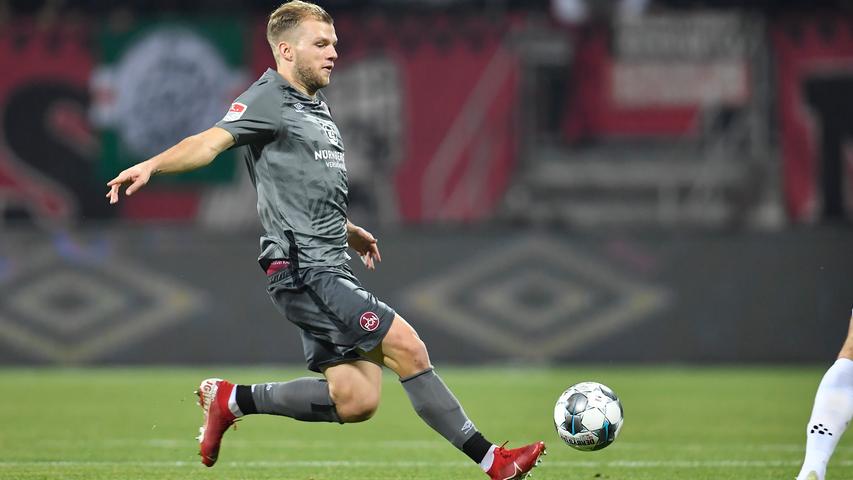 Kam als ehemaliger Fürther nach Nürnberg und wurde dennoch herzlich empfangen. Schoss fünf Tore in den ersten acht Spielen und baute danach stark ab. Ein Grund: Auch für Geis fanden sie beim Club nie die Position, auf der er eingesetzt werden muss. Ein Halt war Geis seiner Mannschaft so nicht. Redaktion: 5 | User: 4,4 (929 Stimmen)