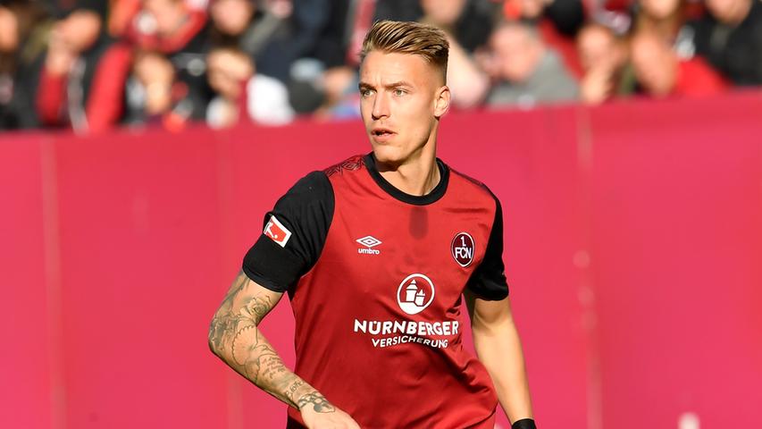 Für den Sicherheitsexperten ging's clubtechnisch gar nicht schecht los – eingewechselt mit einem Latten-Kopfball in Dresden, für dessen Vorzeigeverein Petrak in der Restrückrunde ausgeliehen schließlich für Sicherheitsfragen verantwortlich zeichnen sollte. Beim Club gab's neben zwei solcher Kurzeinsätze für den dienstältesten FCN-Akteur nur einen missglückten Startelf-Einsatz gegen Bielefeld, bei welchem dem Tschechen selbst die Sicherheitsbälle misslingen sollten. Redaktion: - | User: 4,5 (851 Stimmen) Für den Sicherheitsexperten ging's clubtechnisch gar nicht schecht los – eingewechselt mit einem Latten-Kopfball in Dresden, für dessen Vorzeigeverein Petrak in der Restrückrunde ausgeliehen schließlich für Sicherheitsfragen verantwortlich zeichnen sollte. Beim Club gab's neben zwei solcher Kurzeinsätze für den dienstältesten FCN-Akteur nur einen missglückten Startelf-Einsatz gegen Bielefeld, bei welchem dem Tschechen selbst die Sicherheitsbälle misslingen sollten. Redaktion: - | User: 4,5 (851 Stimmen)