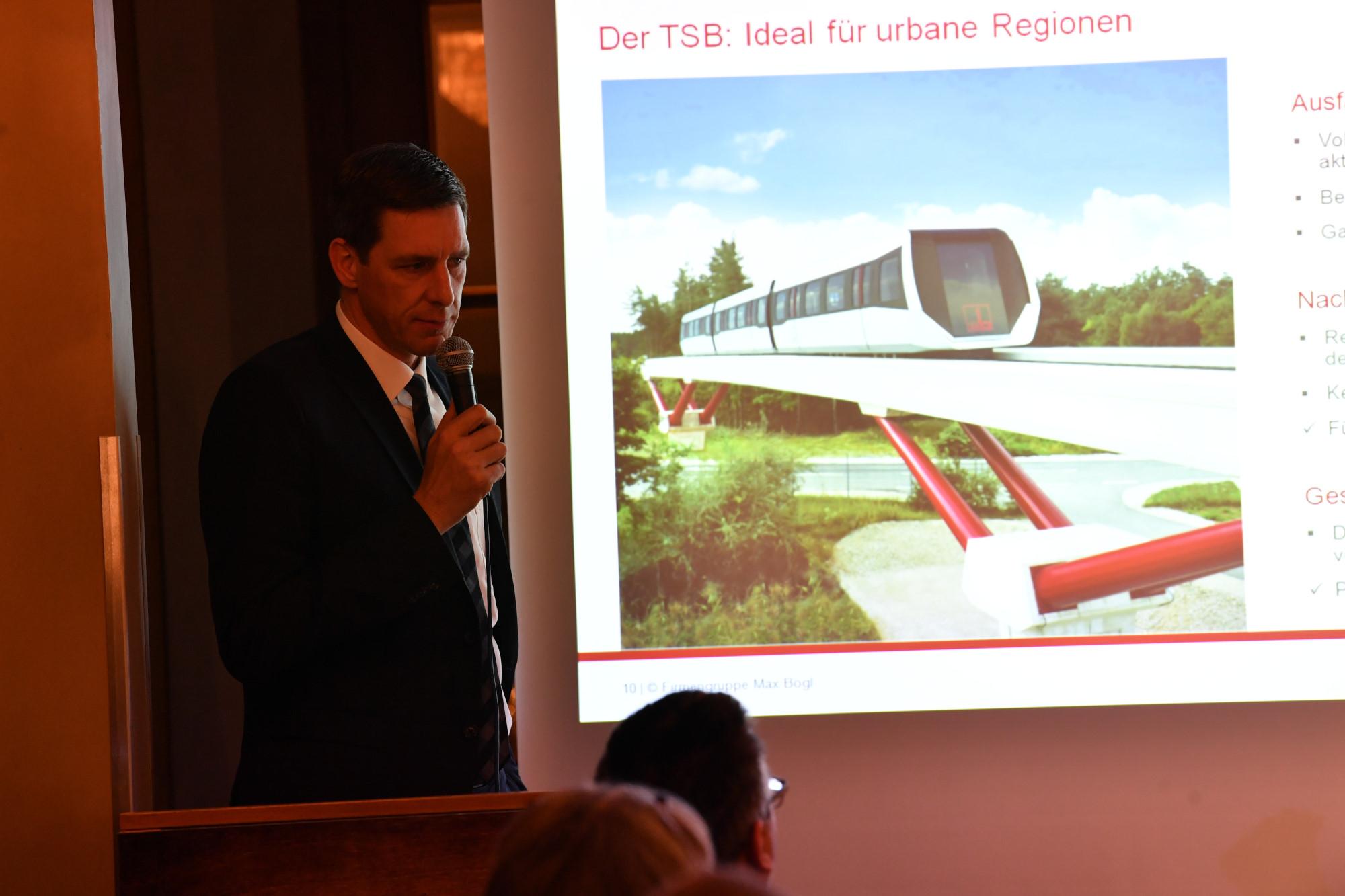 Bei einer Sitzung des Neumarkter Verkehrswacht stellte Stefan Bögl das Transportsystem vor.