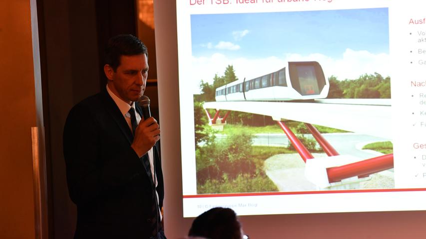 Bei einer Sitzung des Neumarkter Verkehrswacht stellte Stefan Bögl das Transportsystem vor.