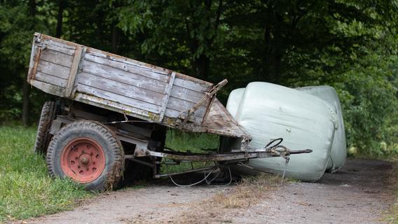 Tödlicher Unfall in Franken: Landwirt unter Strohballen begraben