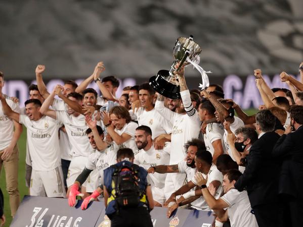 Die Spieler von Real Madrid feierten nach dem 2:1-Sieg über Villarreal die Meisterschaft.
