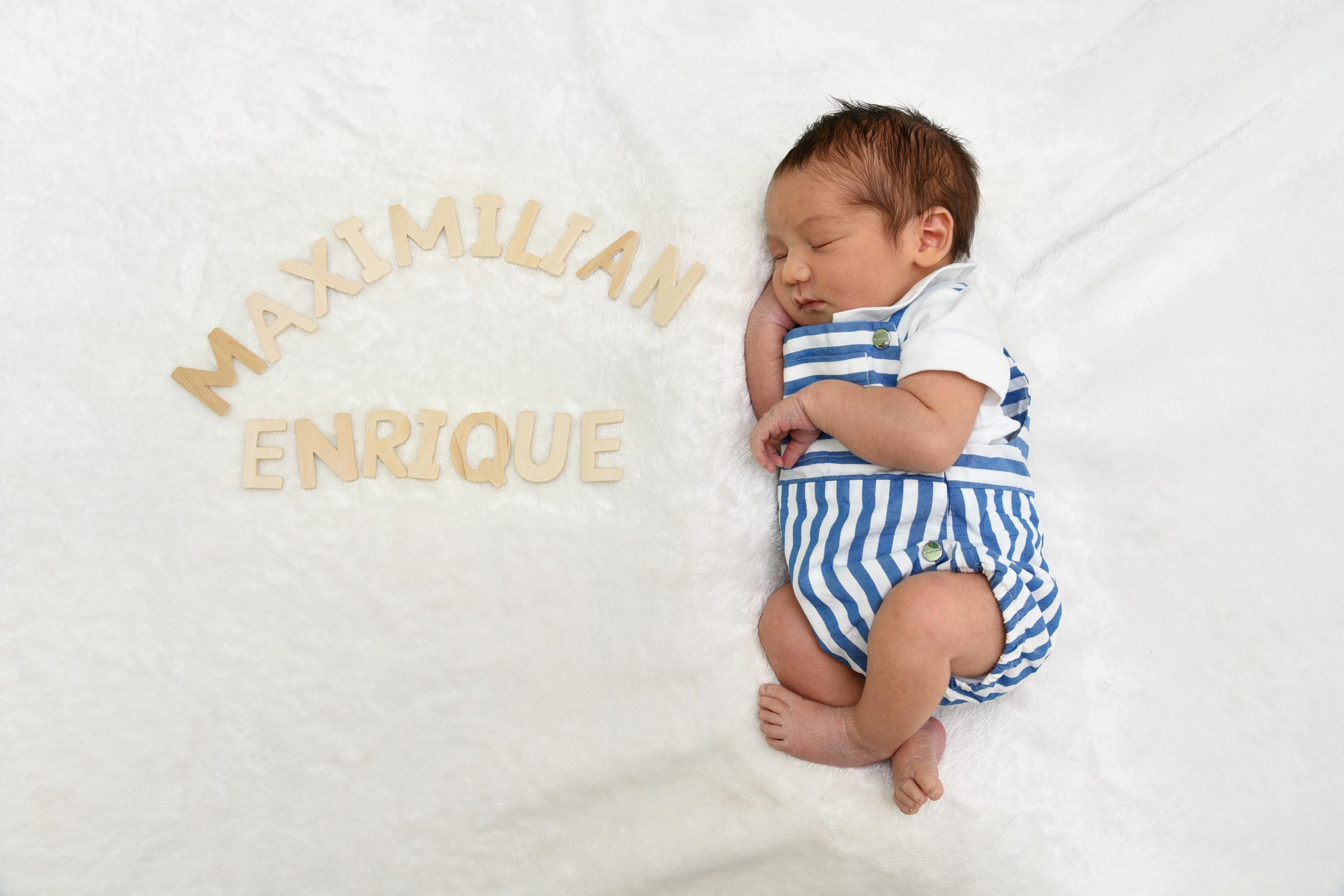 Der neu geborene Maximilian erblickte am 13. Juli im Klinikum Hallerwiese das Licht der Welt. Mit seinen 52 Zentimetern bringt der kleine Mann ganze 3860 Gramm auf die Waage.