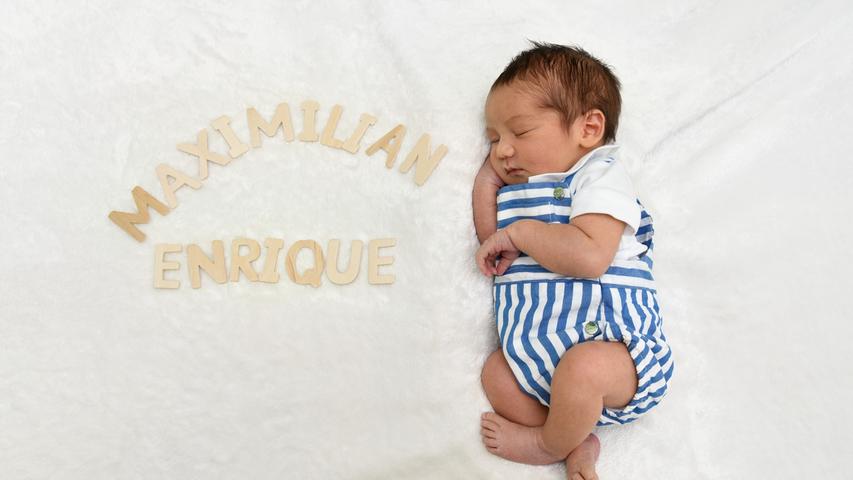 Der neu geborene Maximilian erblickte am 13. Juli im Klinikum Hallerwiese das Licht der Welt. Mit seinen 52 Zentimetern bringt der kleine Mann ganze 3860 Gramm auf die Waage.