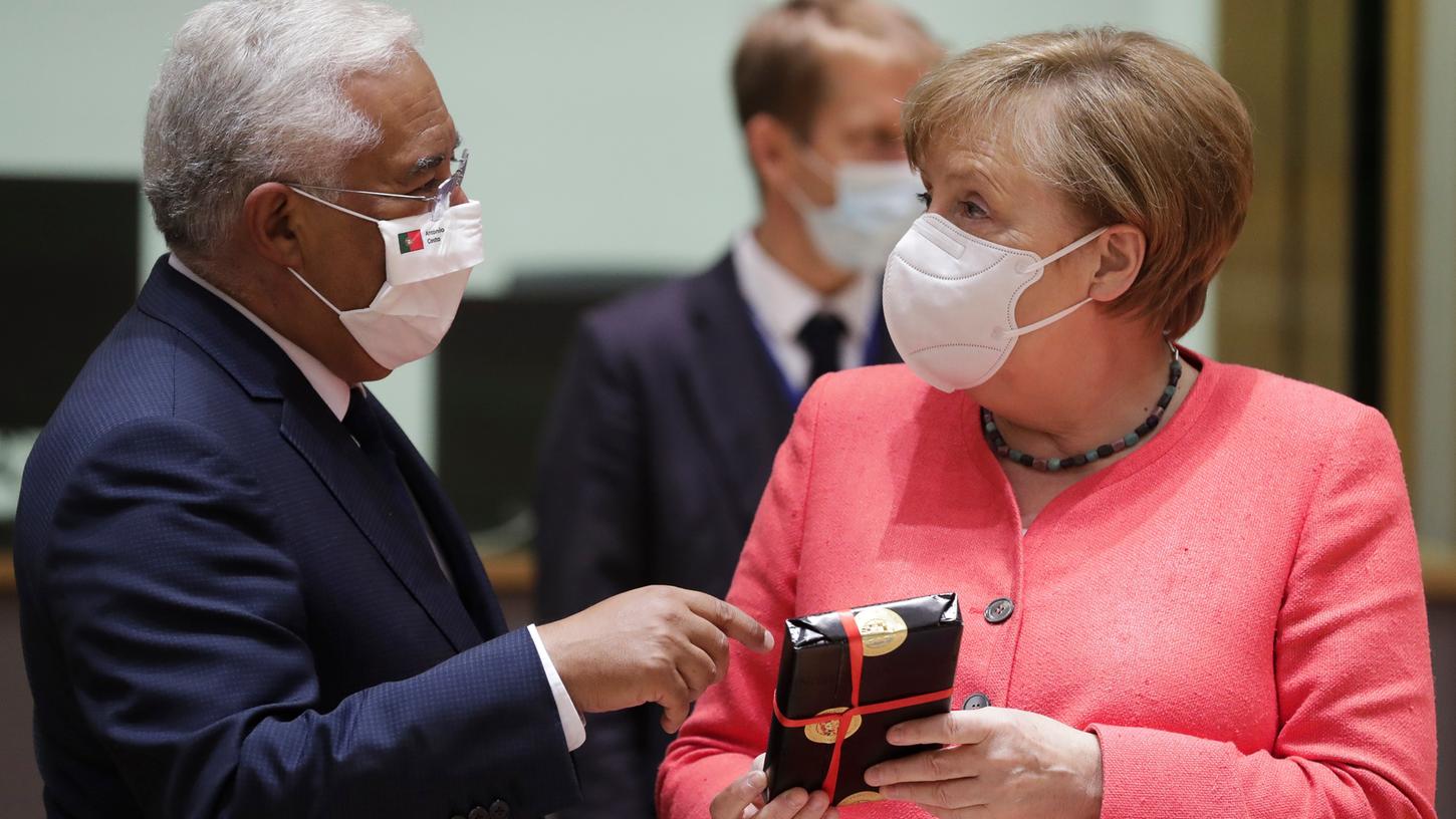 Geschenke zum Geburtstag: Angela Merkel wird am heutigen Freitag 66. Den Tag verbringt sie im Kreis der europäischen Staats- und  Regierungschefs. Hier ist sie im Gespräch mit dem Premierminister von Portugal, Antonio Costa, zu sehen.