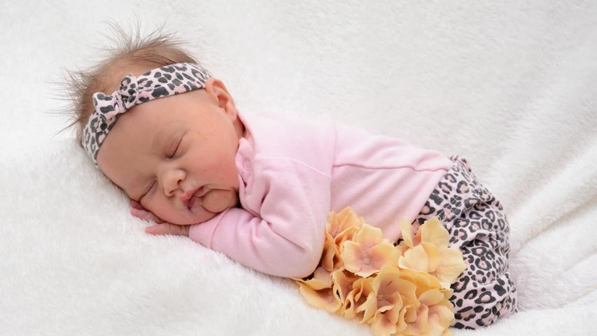 Die kleine Emily entschied sich am 15. Juli, dass es langsam Zeit ist, um auf die Welt zu kommen. Bei ihrer Geburt im Klinikum Hallerwiese wog sie 2980 Gramm und war 48 Zentimeter groß.