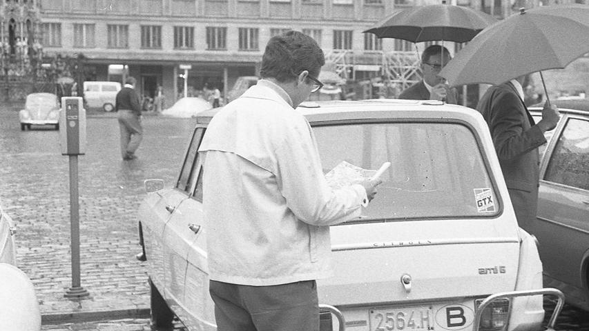 "Très difficile" – sehr schwierig – sagte dieser Belgier, als er auf dem Hauptmarkt die Stadtkarte studierte. Gleichzeitig lobte er die Hilfsbereitschaft der Nürnberger Autofahrer. Hier geht es zum Kalenderblatt vom 21. Juli 1970: Touristen orientieren sich leicht