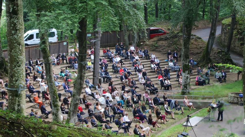 Weißenburger Abitur 2020: Zeugnis im Wald