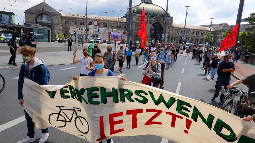 Mit Sitz-Blockade: Extinction Rebellion fordern Verkehrswende