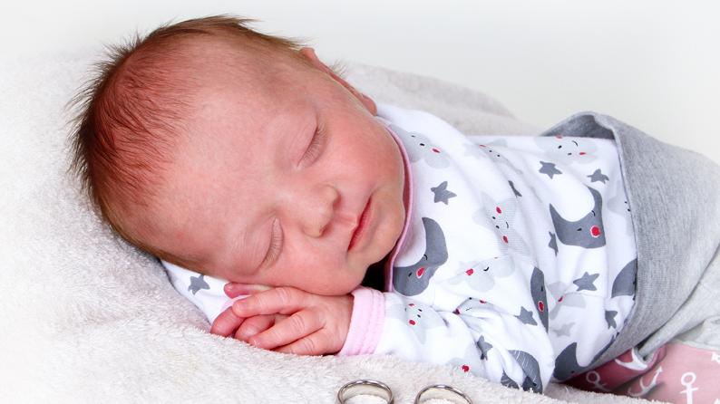Willkommen auf der Welt, kleine Amelie! Amelie wurde am 20. Juni geboren und war dabei 51 Zentimeter groß. Sie wog 3330 Gramm und kam im St. Theresien-Krankenhaus zur Welt.