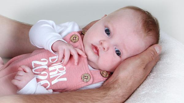 Willkommen! Das ist Aliya. Sie kam am 27. Mai im St. Theresien-Krankenhaus zur Welt und wog 3430 Gramm bei einer Größe von 52 cm.