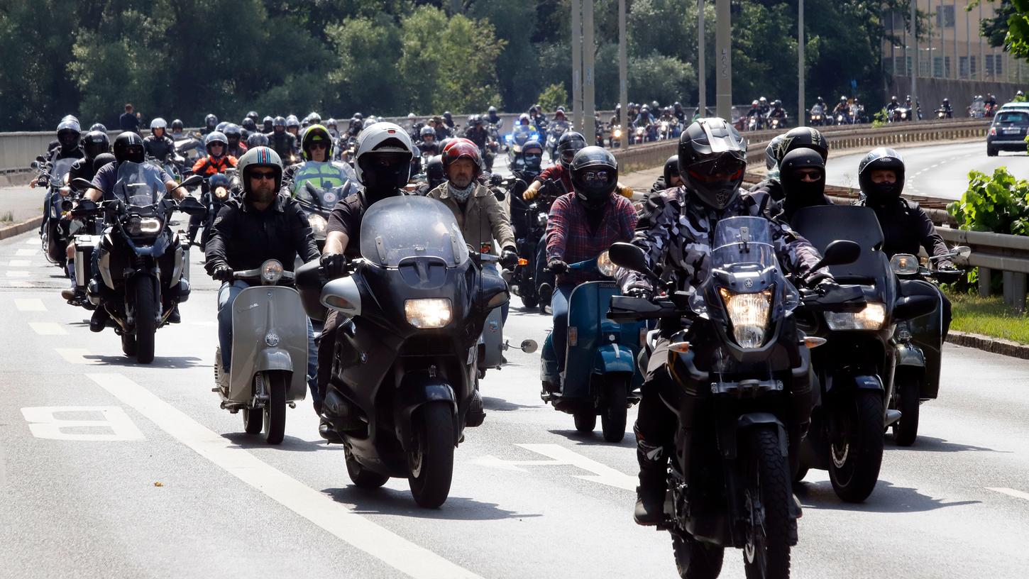 Wenn sich am Samstag Tausende Motorradfahrer auf den Weg nach und durch Nürnberg machen, ist auch mit zahlreichen Verkehrsbehinderungen zu rechnen.
Wenn sich am Samstag Tausende Motorradfahrer auf den Weg nach und durch Nürnberg machen, ist auch mit zahlreichen Verkehrsbehinderungen zu rechnen.