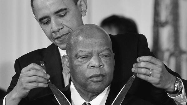 Der US-amerikanische Bürgerrechtler John Lewis starb im Alter von 80 Jahren an Bauchspeicheldrüsenkrebs. Er hatte sein Leben lang gegen Rassismus in den USA gekämpft, unter anderem auch an der Seite von Martin Luther King.