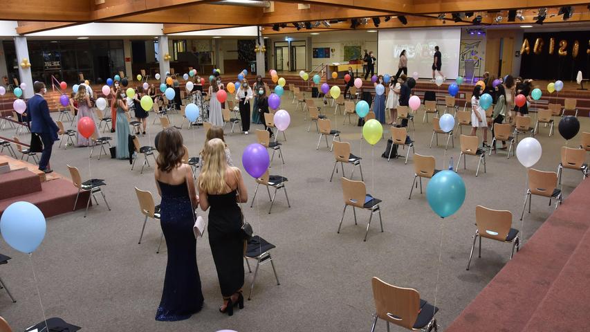 Mundschutz, Abstand, Luftballons: Die Abifeier am Dietrich-Bonhoeffer-Gymnasium in Oberasbach