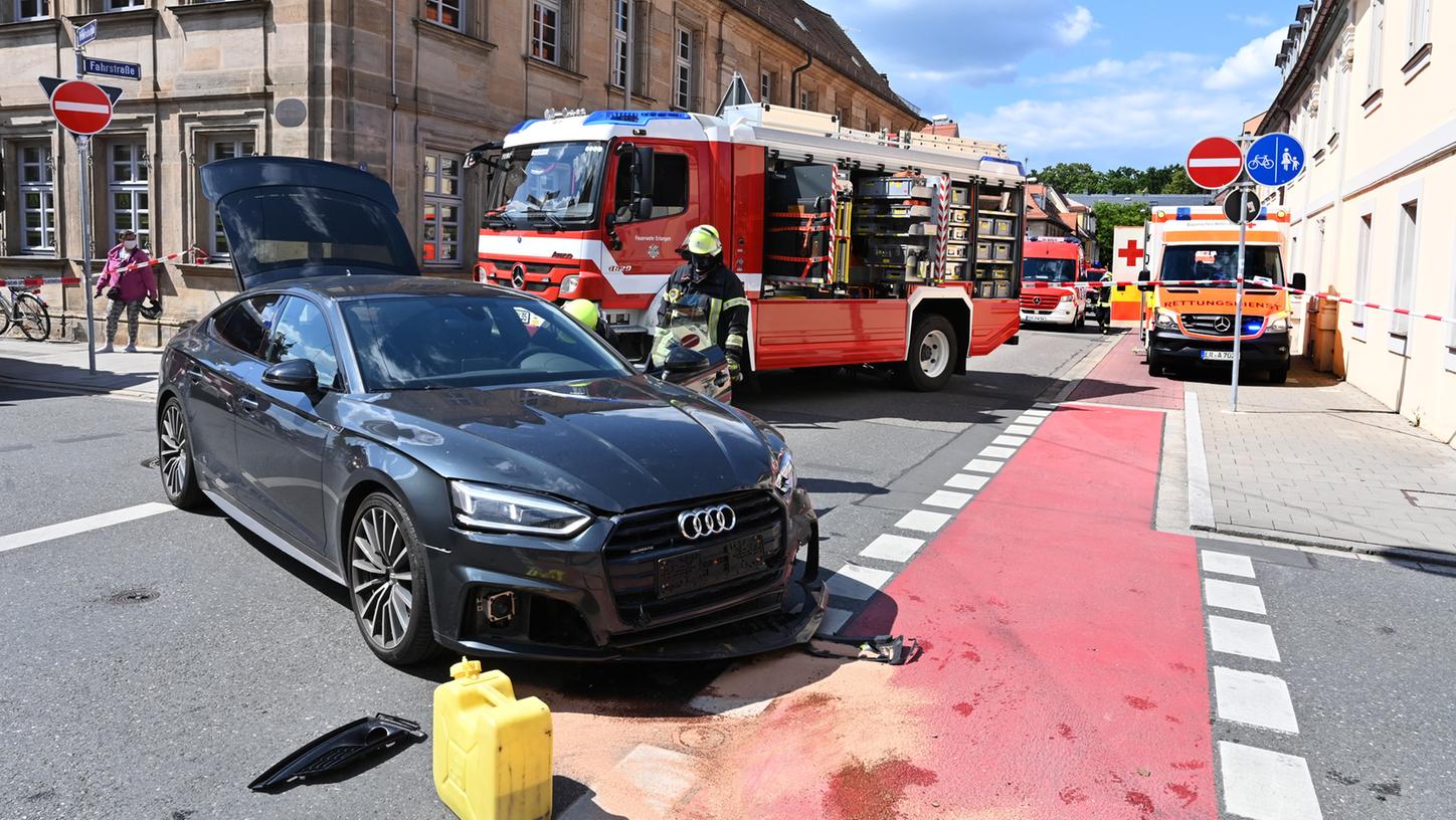 Schwerer Unfall in Erlangen: Zwei Verletzte nach Zusammenstoß