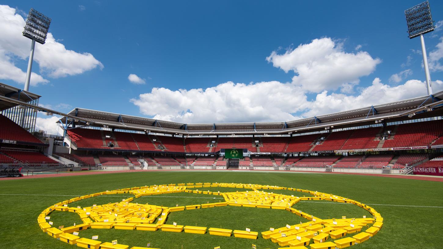 Künstler haben 350 gelbe Blumenkästen auf dem Rasen des Max-Morlock-Stadions zu einem Kunstwerk in Form eines Fußballs mit 18 Metern Durchmesser aufgebaut.