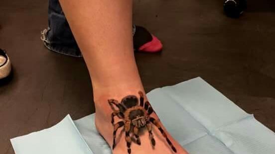 Arachnophobiker sollten sich von diesem Fuß fernhalten: Diese täuschend echte Abbildung einer Spinne in 3D-Optik kann Ängstliche durchaus in Angst und Schrecken versetzen!